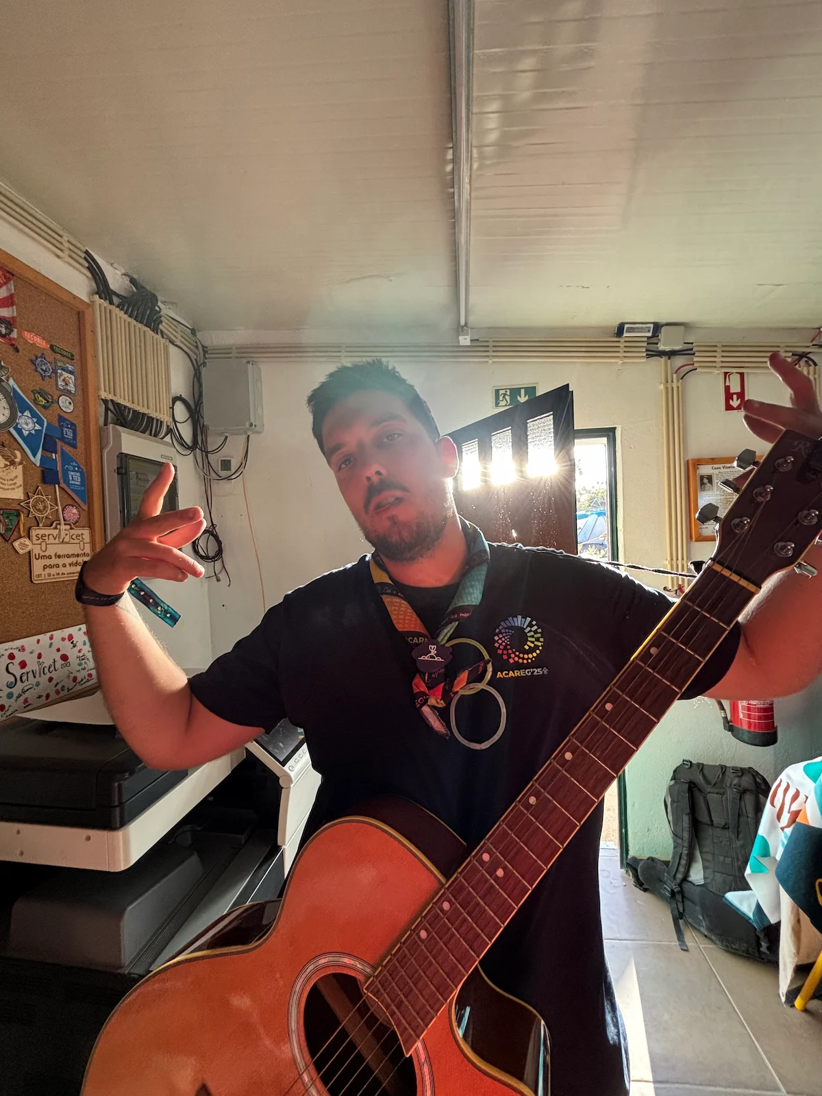 Diogo Carvalheiro de guitarra em punho durante uma gravação no ACAREG 2025