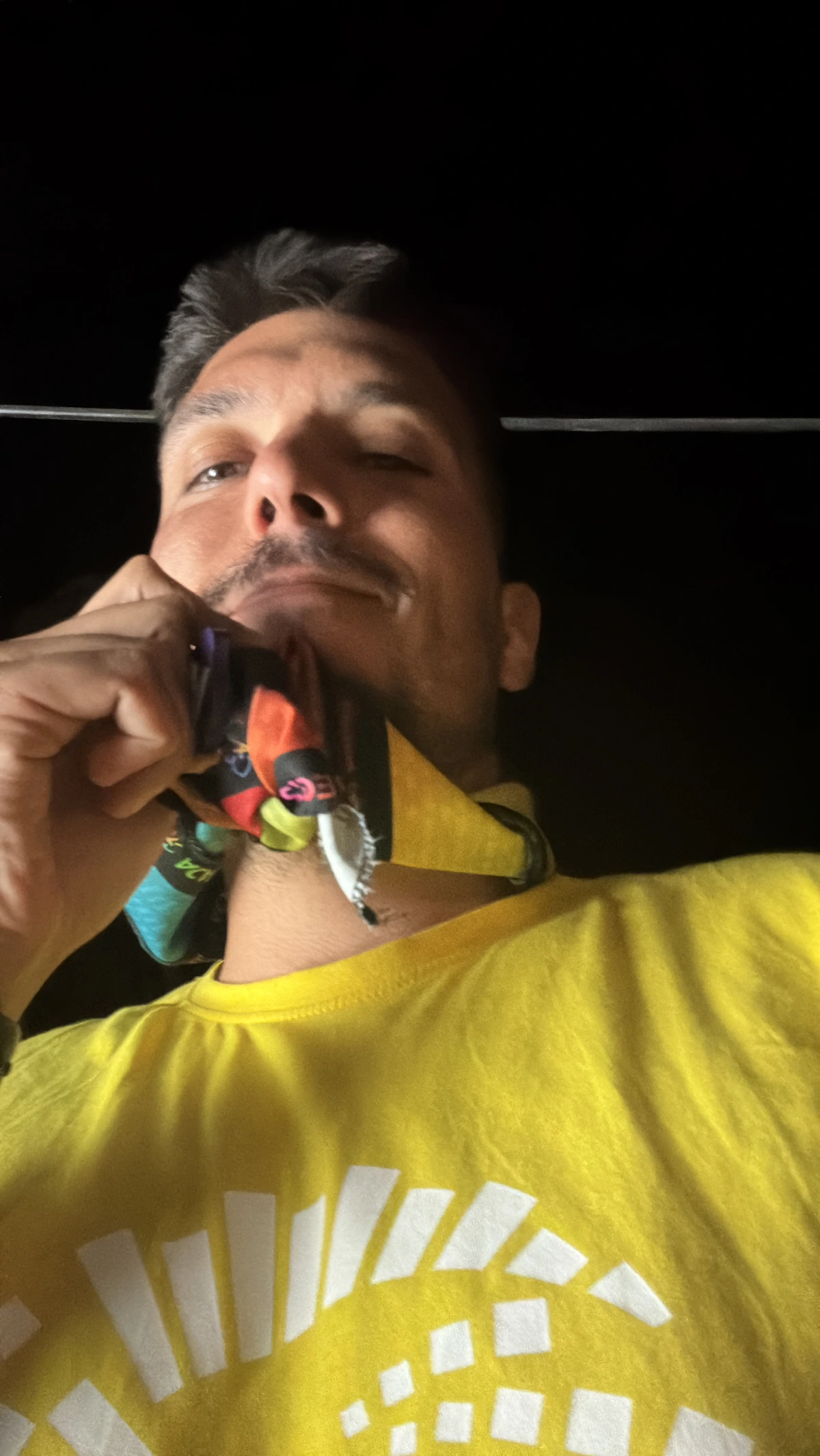 Diogo Carvalheiro à noite no acampamento do ACAREG 2025, de camisola da equipa