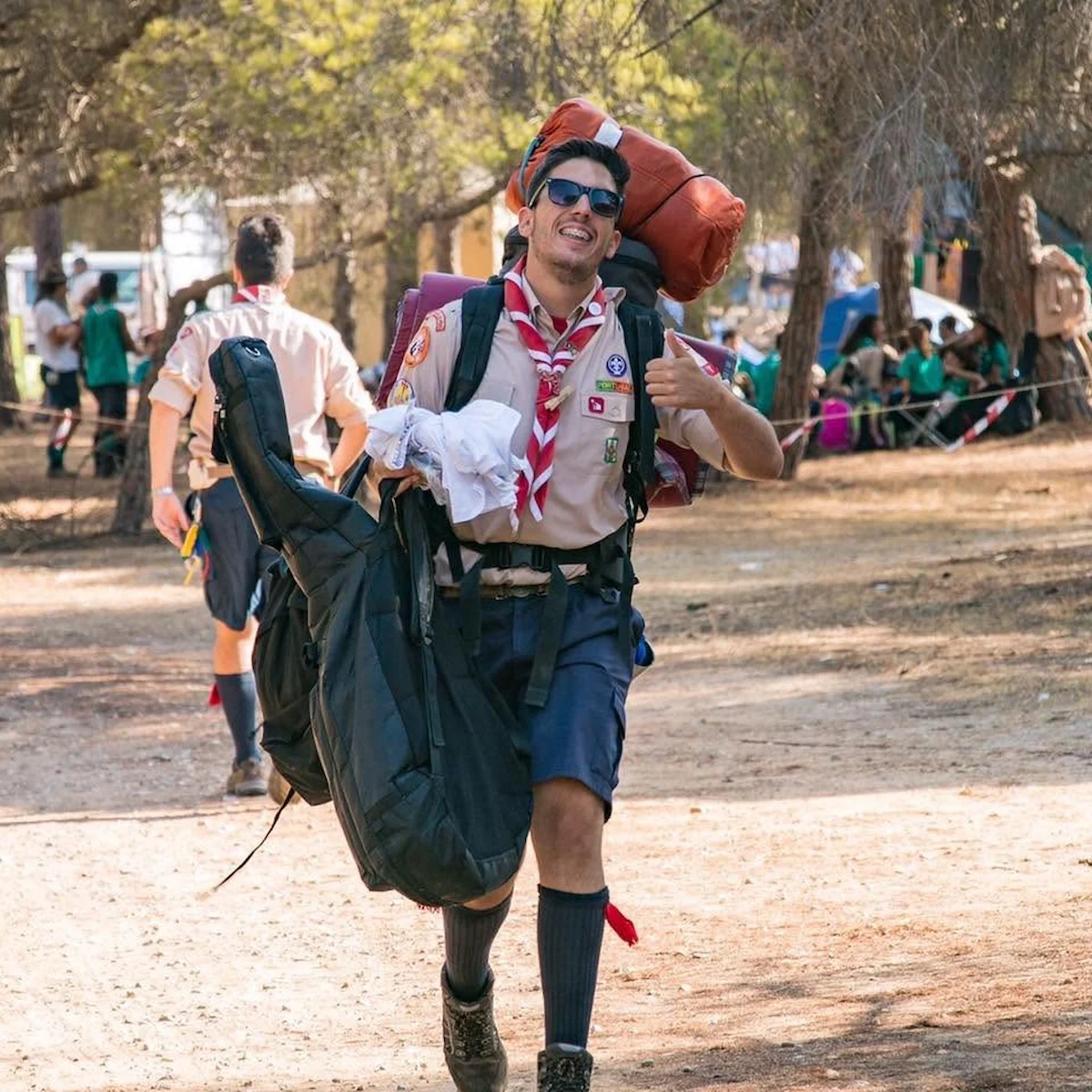 Diogo Carvalheiro a chegar ao acampamento do ACAREG 2019, com a mochila e a guitarra às costas