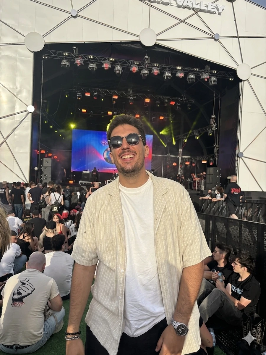 Diogo Carvalheiro num festival de música, em frente ao palco principal