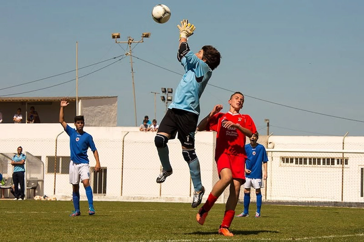 Diogo Carvalheiro a defender a baliza num jogo de formação do Clube de Futebol Os Armacenenses