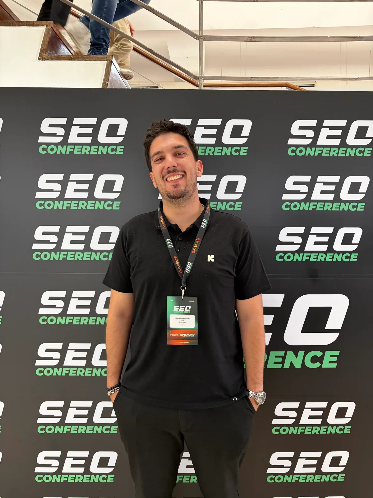 Diogo Carvalheiro na SEO Conference, em Lisboa, com o crachá e o polo da KOR Creatives