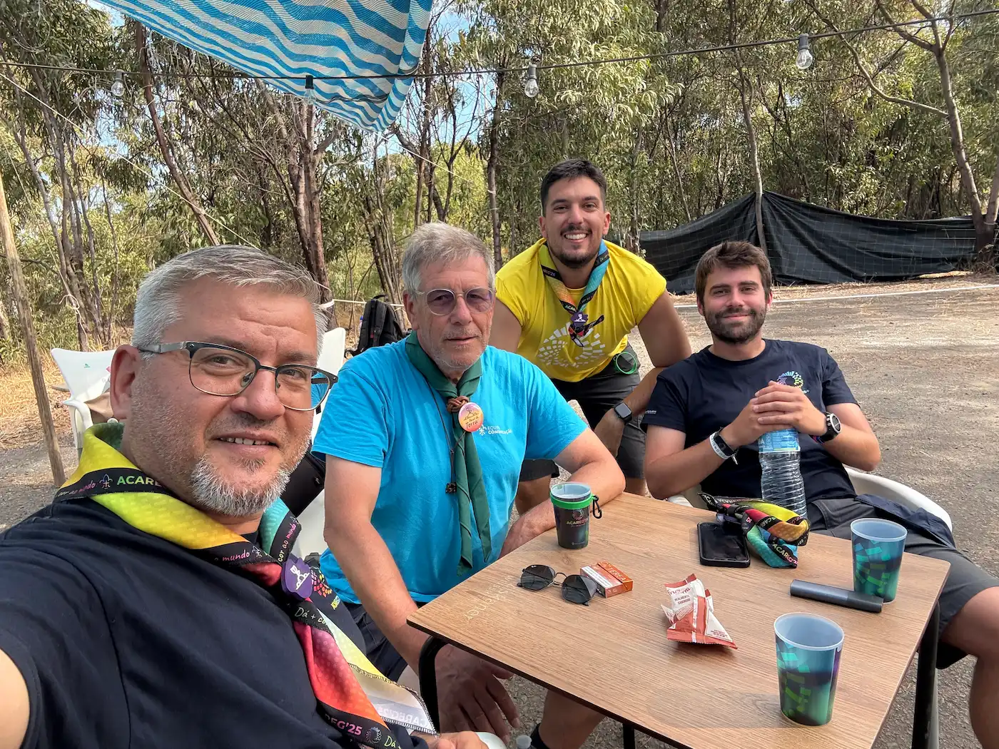 A equipa de comunicação do ACAREG 2025 reunida no acampamento, com Diogo Carvalheiro