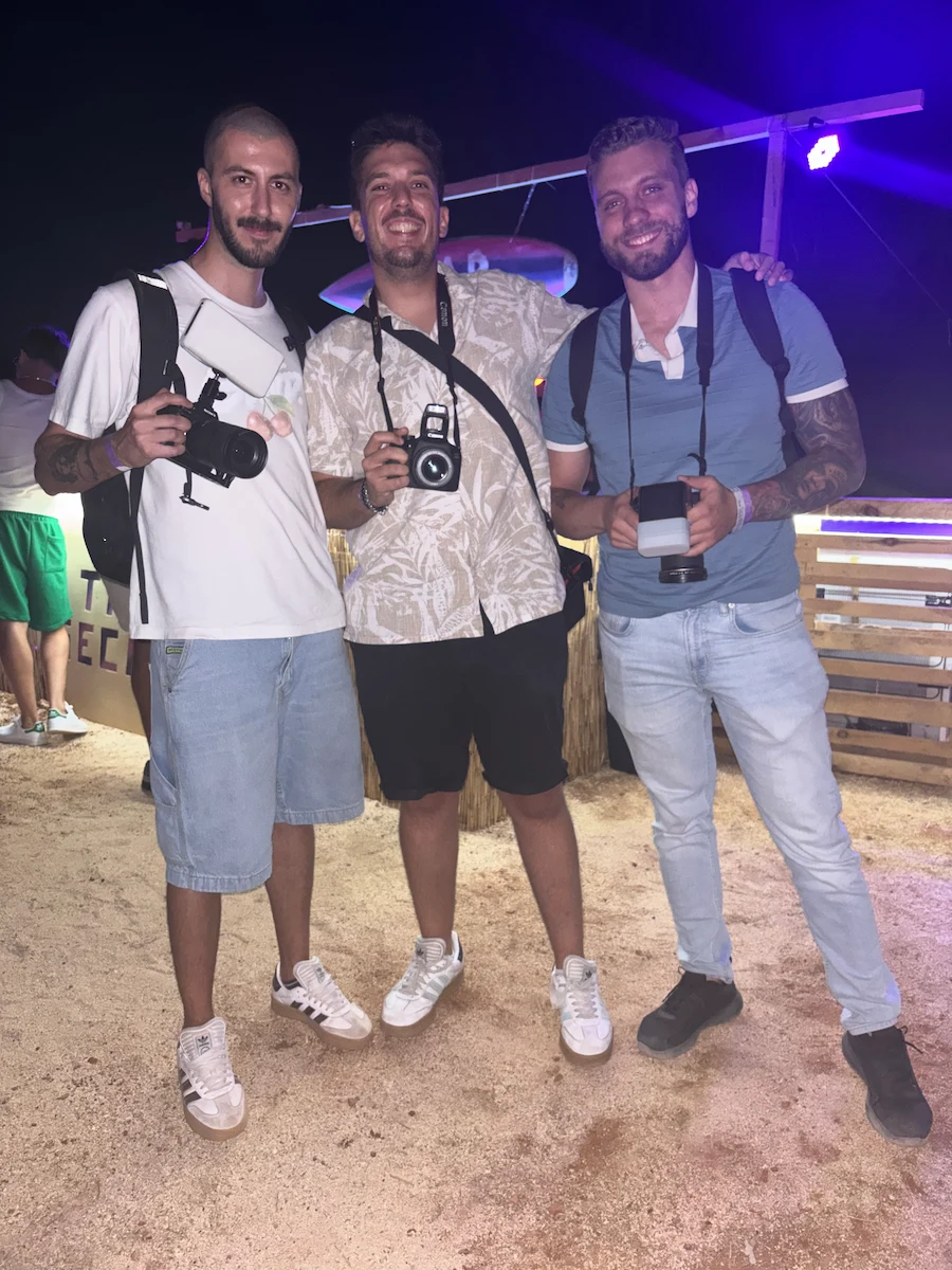 Diogo Carvalheiro com a equipa de fotografia na cobertura de um evento noturno