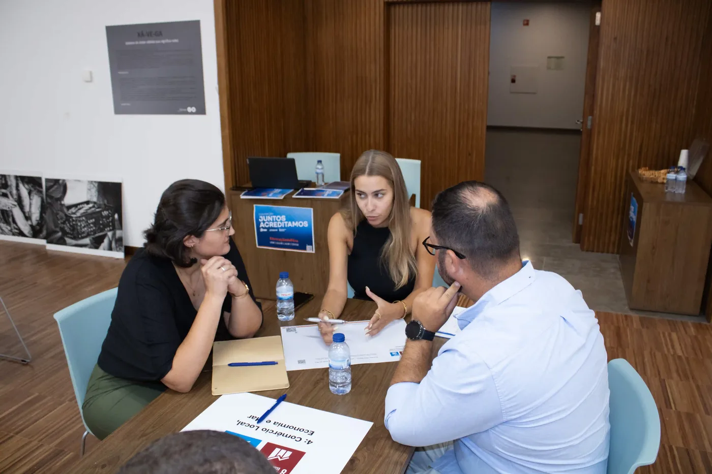 Mesa de trabalho sobre comércio local, economia e mar, durante a preparação do programa