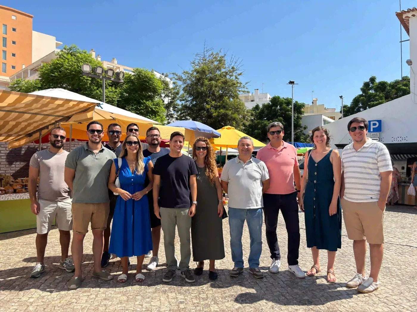A equipa da candidatura Juntos Acreditamos no mercado de rua de Armação de Pêra