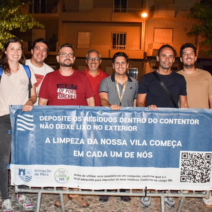Equipa da Junta de Freguesia de Armação de Pêra com a lona da campanha Limpa 365, na rua
