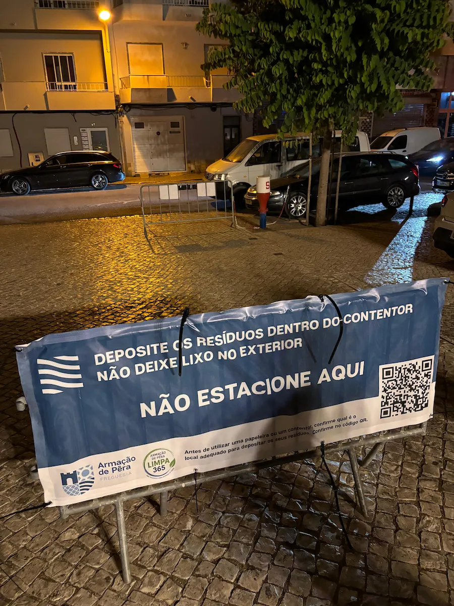 Lona da campanha Limpa 365 com o aviso Não estacione aqui, junto a uma ilha ecológica
